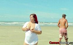 Pagou peitinho para o lado e gozou