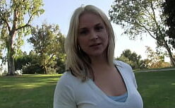 Sarah vandella dando o cuzão e gozando na boca