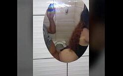 Sexono banheiro da escola transando