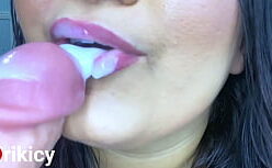 Batendo punheta gozando na boca dessa morena deliciosa