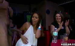 Despedida de solteira pornô dando a xoxota