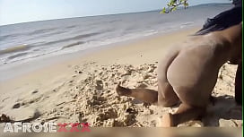 Louisa khovanski nua mostrando o cuzinho na praia