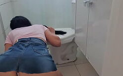 Mini saia pornô caseiro com loira sexy dando de quatro