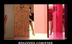 Morena no anal com namorada da bunda grande