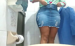 Mulher se masturbando escondida no banheiro