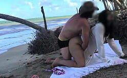 Persiamonirinhas lesbicas transando na praia dando uma boa foda